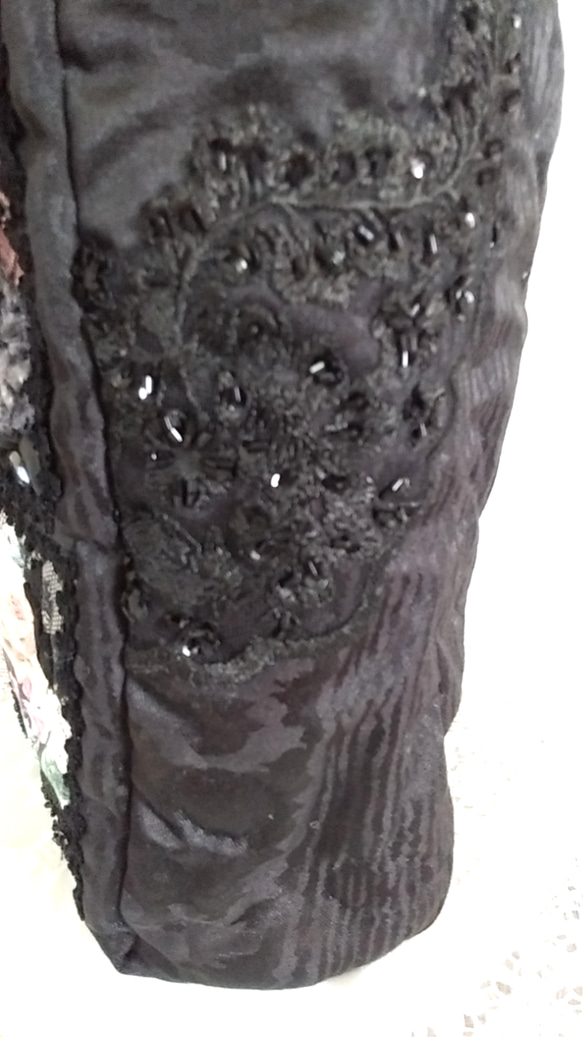ハンドメイドのバックです。 黒のモアレ模様の布を使った、 上品で素敵なバックです。 4枚目の画像