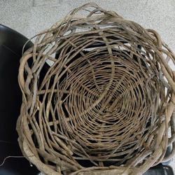 美品　蔓　編みカゴ　籠　手作り大ぶり編みカゴ　ディスプレイにぴったり　天然素材 美品 蔓 編みカゴ 籠 手作り大ぶり編みカゴ ディスプレイに