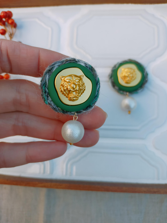 引き揃え糸とボタンのピアス　深緑とトラ 9枚目の画像