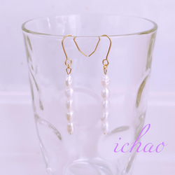 在庫セール☆再再販♪14kgfフックピアス交換可♪天然石 縞入り淡水パールの5連ピアス／イヤリング 1枚目の画像