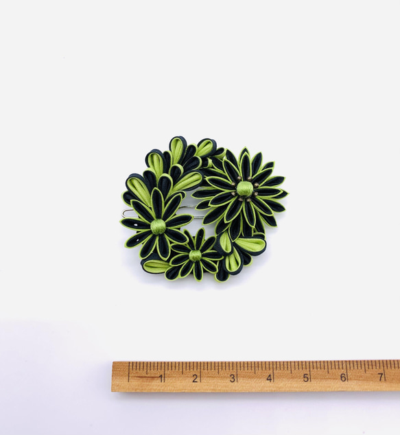 つまみ細工髪飾り大中小花リース イエローグリーン＆ブラック フレームピン シルク 3枚目の画像