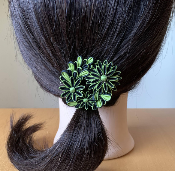 つまみ細工髪飾り大中小花リース イエローグリーン＆ブラック フレームピン シルク 1枚目の画像