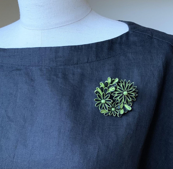つまみ細工ブローチ大中小花リース イエローグリーン＆ブラック シルク 1枚目の画像