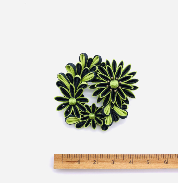 つまみ細工ブローチ大中小花リース イエローグリーン＆ブラック シルク 3枚目の画像