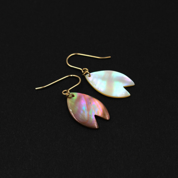 “櫻花花瓣”珍珠貝殼耳環-14kgf 第2張的照片