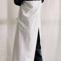 長款圍裙，十字設計，白色及其他顏色。共有9種顏色可選。 ◇預計2026年5月中旬出貨◇ 第5張的照片