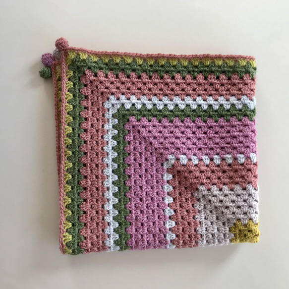 ウール　グラニースクエア　かぎ針編みのミニブランケット（膝掛け）編み物　編物　毛糸　マルチカバー 3枚目の画像