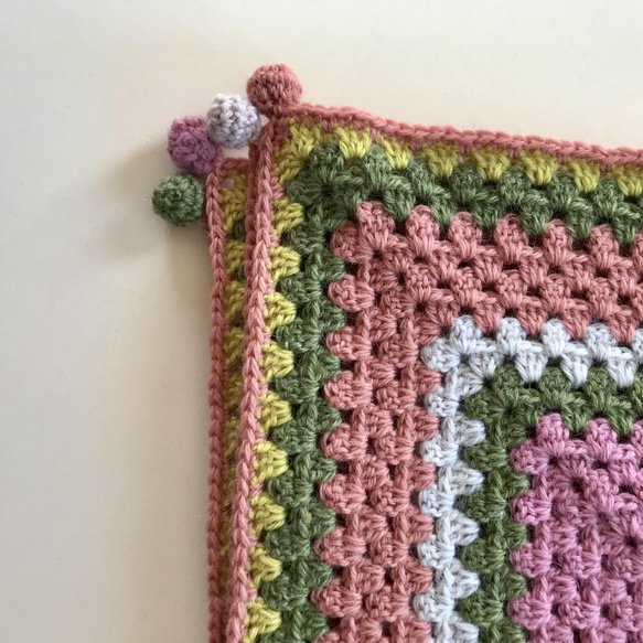ウール　グラニースクエア　かぎ針編みのミニブランケット（膝掛け）編み物　編物　毛糸　マルチカバー 4枚目の画像