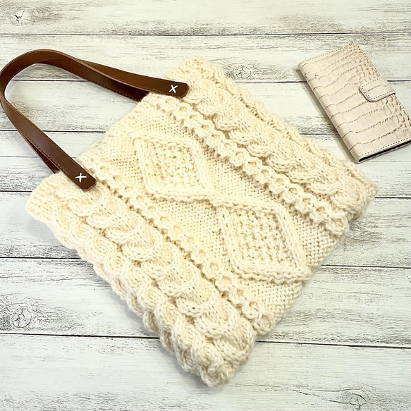 小さめアラン編みニットバック「オフホワイト」 トートバッグ banamaru  