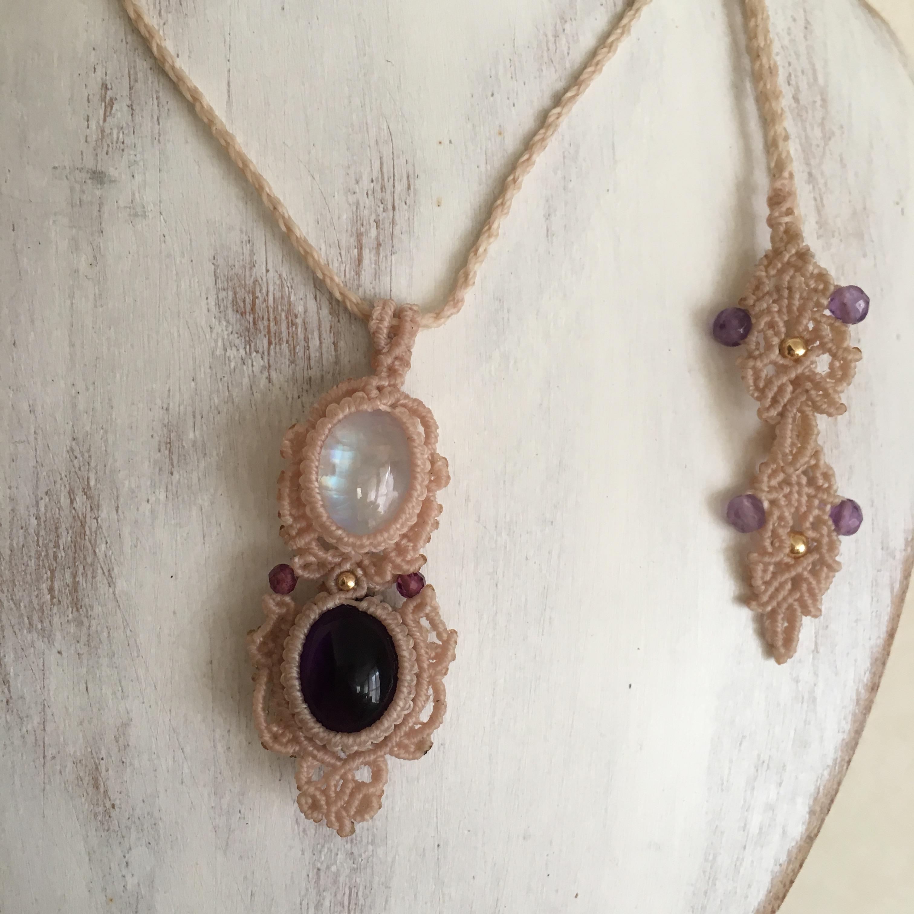 ホワイトラブラドライトとアメジストのぷるるんペンダント