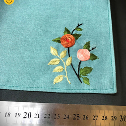 リネン手刺繍ハンカチ「バラ」30cm×30cm 4枚目の画像