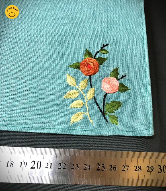 リネン手刺繍ハンカチ「バラ」30cm×30cm 4枚目の画像