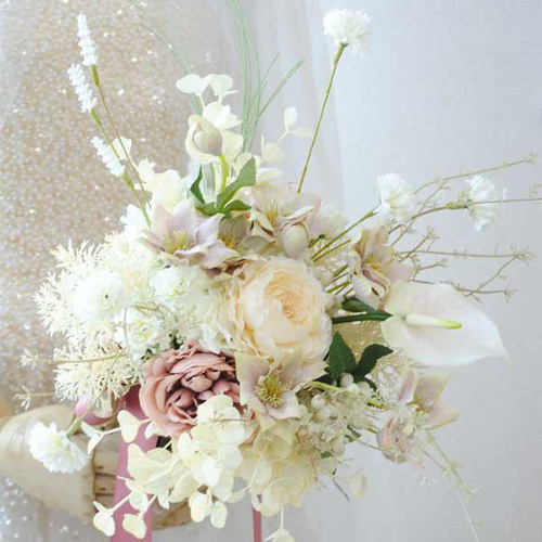 ホワイト＆ベージュ系のナチュラルなクラッチブーケ（造花）結婚式