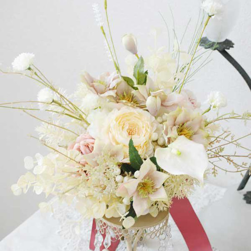 ホワイト＆ベージュ系のナチュラルなクラッチブーケ（造花）結婚