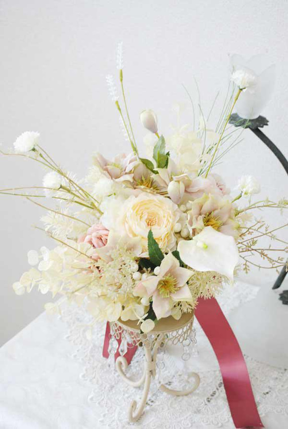 ホワイト＆ベージュ系のナチュラルなクラッチブーケ（造花）結婚式・ブライダル・アーティフィシャルフラワー・ボタニカルブーケ 7枚目の画像