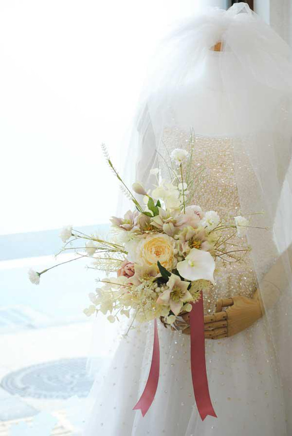 ホワイト＆ベージュ系のナチュラルなクラッチブーケ（造花）結婚式・ブライダル・アーティフィシャルフラワー・ボタニカルブーケ 2枚目の画像