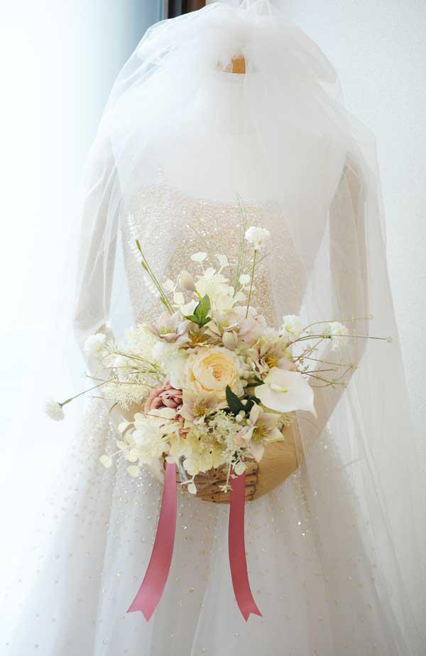 ホワイト＆ベージュ系のナチュラルなクラッチブーケ（造花）結婚式・ブライダル・アーティフィシャルフラワー・ボタニカルブーケ