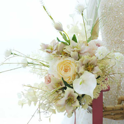 ホワイト＆ベージュ系のナチュラルなクラッチブーケ（造花）結婚式・ブライダル・アーティフィシャルフラワー・ボタニカルブーケ 3枚目の画像
