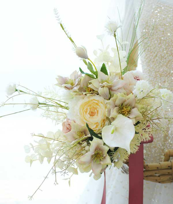 ホワイト＆ベージュ系のナチュラルなクラッチブーケ（造花）結婚式・ブライダル・アーティフィシャルフラワー・ボタニカルブーケ 3枚目の画像