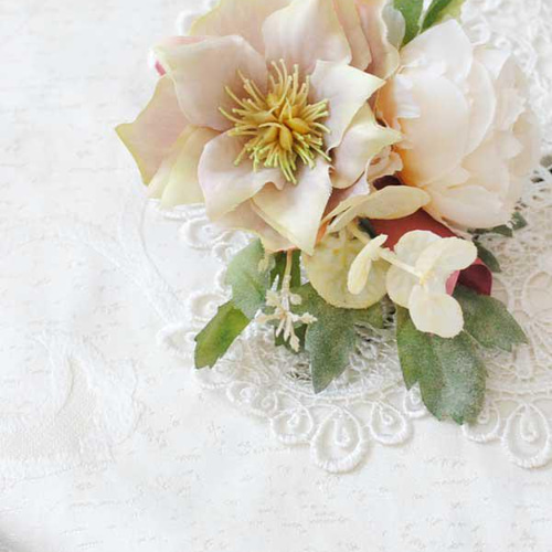 ホワイト＆ベージュ系のナチュラルなクラッチブーケ（造花）結婚式