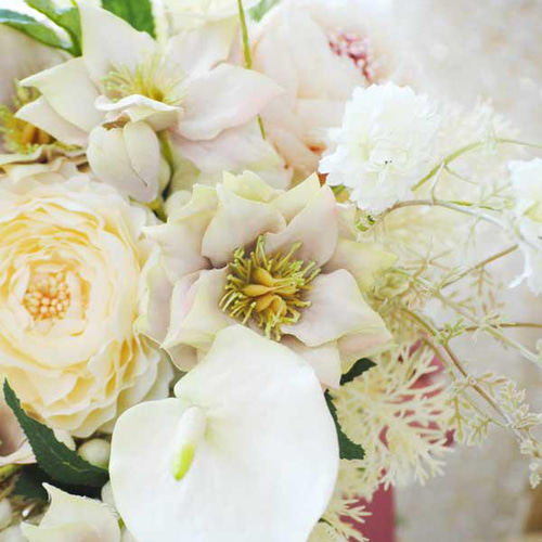 ホワイト＆ベージュ系のナチュラルなクラッチブーケ（造花）結婚式