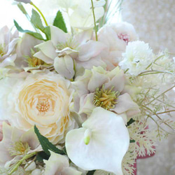ホワイト＆ベージュ系のナチュラルなクラッチブーケ（造花）結婚式・ブライダル・アーティフィシャルフラワー・ボタニカルブーケ 4枚目の画像
