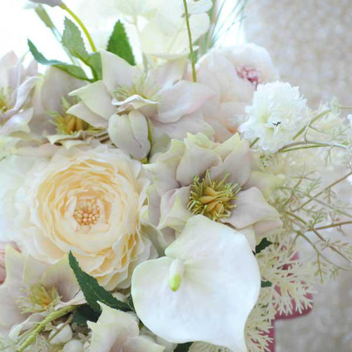 ホワイト＆ベージュ系のナチュラルなクラッチブーケ（造花）結婚式