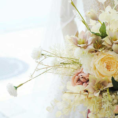 ホワイト＆ベージュ系のナチュラルなクラッチブーケ（造花）結婚式