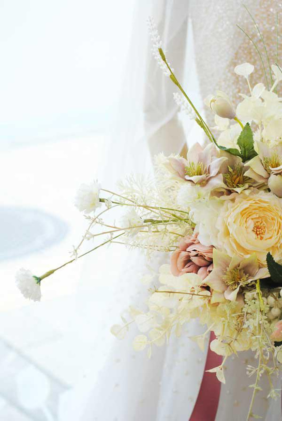 ホワイト＆ベージュ系のナチュラルなクラッチブーケ（造花）結婚式・ブライダル・アーティフィシャルフラワー・ボタニカルブーケ 6枚目の画像