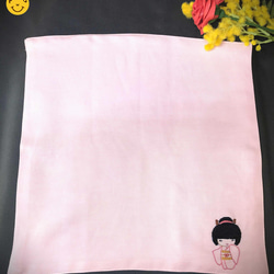 リネン手刺繍ハンカチ「着物」30cm×30cm 「ピンク」 2枚目の画像
