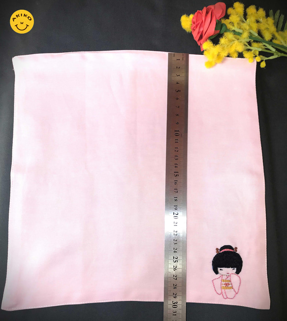 リネン手刺繍ハンカチ「着物」30cm×30cm 「ピンク」 4枚目の画像