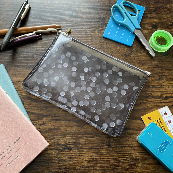 A6サイズがすっぽり PVCクリアポーチ【ブラック×水玉】ビニールポーチ