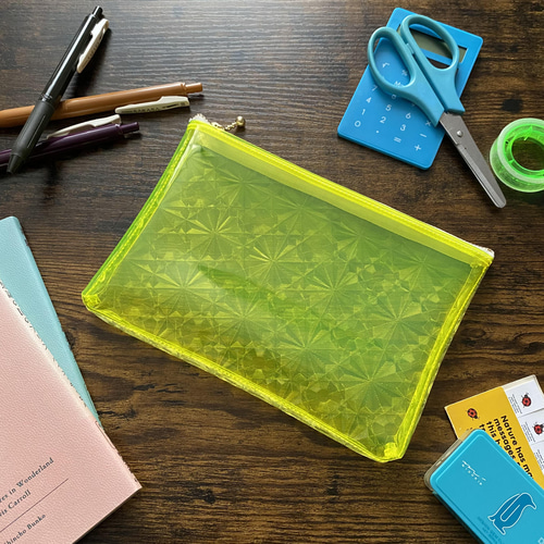 A6サイズがすっぽり PVCクリアポーチ【ネオンイエロー×クリスタル