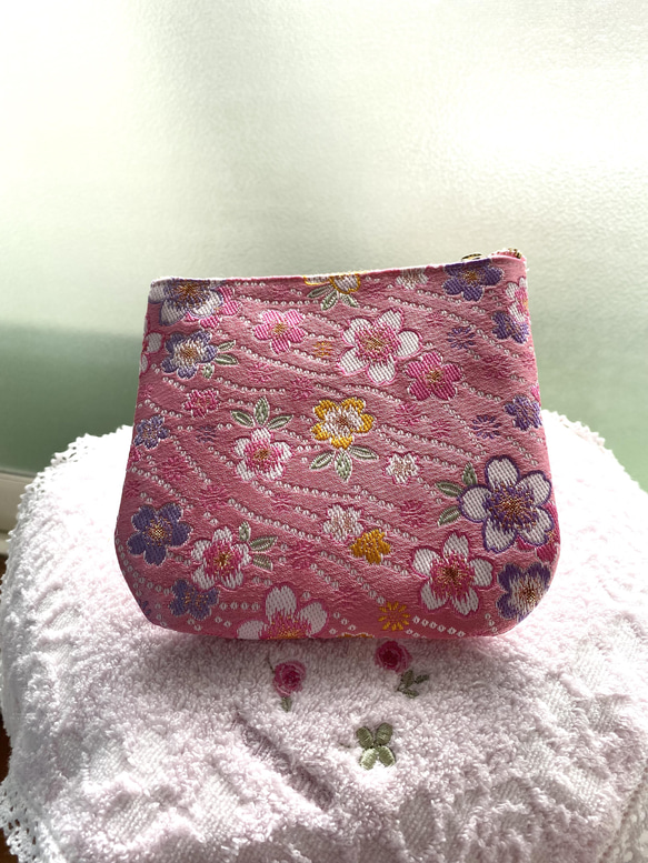 金襴 ポーチ　角丸　 14㎝ 　ピンクの桜柄　ブレスレット　印鑑 小物入　265 2枚目の画像