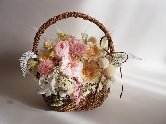 桜色プリザーブドフラワーの春アレンジ basket arrangement 6枚目の画像