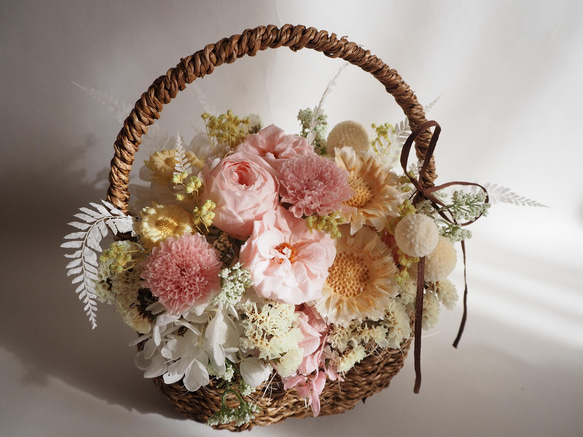 桜色プリザーブドフラワーの春アレンジ basket arrangement 5枚目の画像