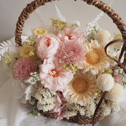 桜色プリザーブドフラワーの春アレンジ basket arrangement 2枚目の画像