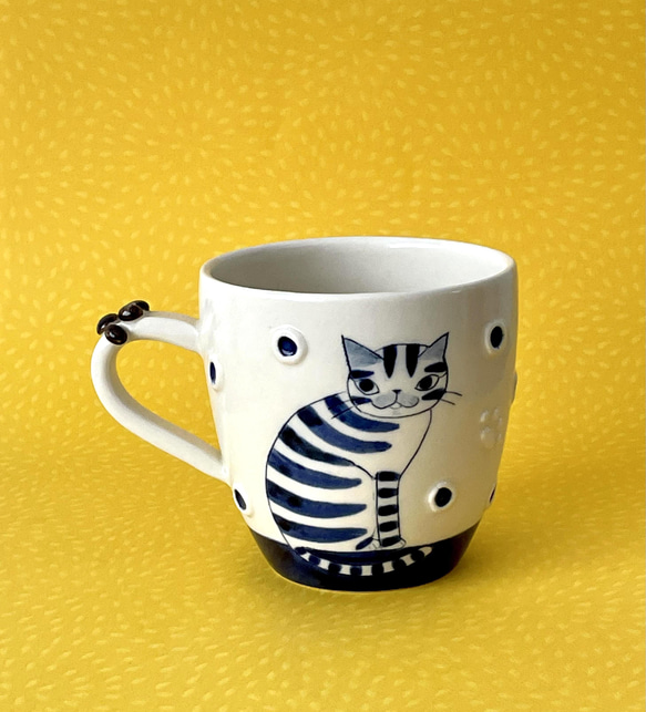 猫絵肉球マグ(見つめるキジトラ猫・紺)『猫のマグカップ』 3枚目の画像