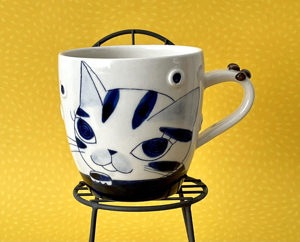 猫絵肉球マグ(見つめるキジトラ猫・紺)『猫のマグカップ』 1枚目の画像