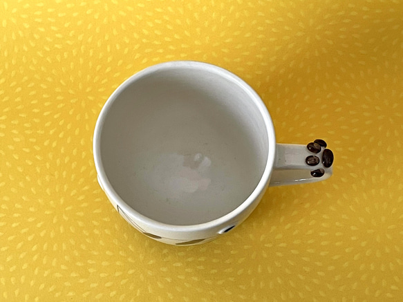 猫絵肉球マグ(見つめるキジトラ猫・紺)『猫のマグカップ』 4枚目の画像