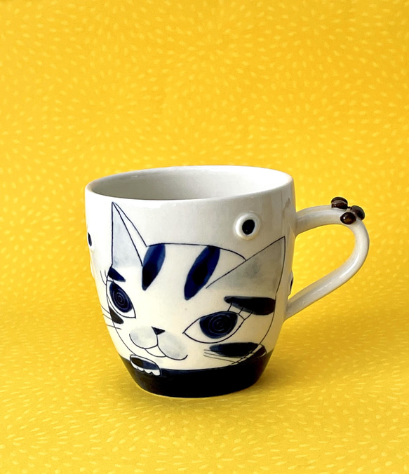 猫絵肉球マグ(見つめるキジトラ猫・紺)『猫のマグカップ』 2枚目の画像