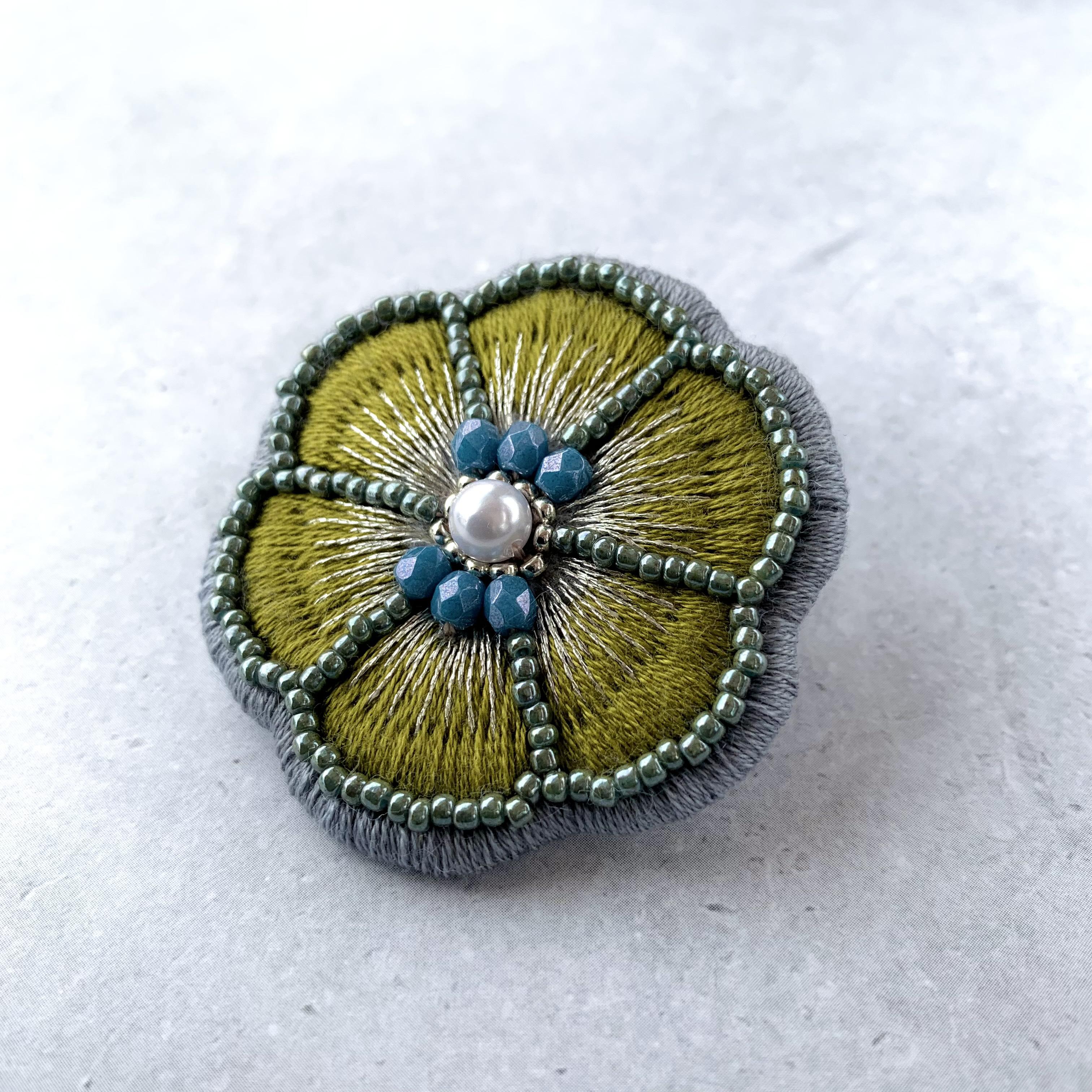 ビーズ刺繍のお花ブローチ『ichirin／ピスタチオ×モンタナブルー