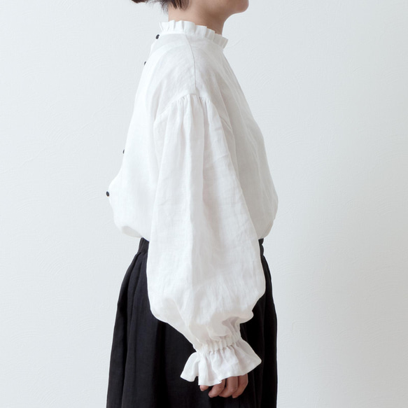 タックフリル衿が上品＊セレモニーにも＊バックくるみ釦ギャザースリーブリネンブラウス/オフホワイト なし