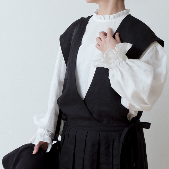 タックフリル衿が上品＊セレモニーにも＊バックくるみ釦ギャザースリーブリネンブラウス/オフホワイト なし