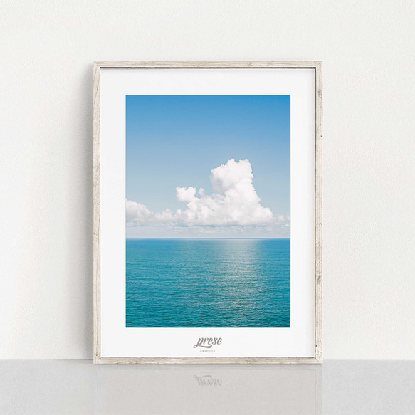 青い空と青い海の間に浮かぶ白い雲 写真・グラフィック preseART