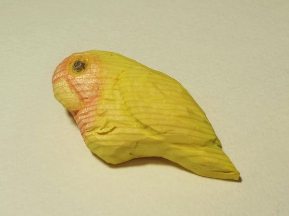 木彫刻 ブローチ 『 コザクラインコ 』　鳥　バッチ　　 4枚目の画像