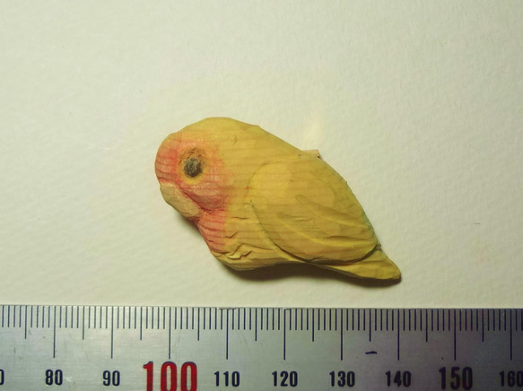 木彫刻 ブローチ 『 コザクラインコ 』　鳥　バッチ　　 6枚目の画像