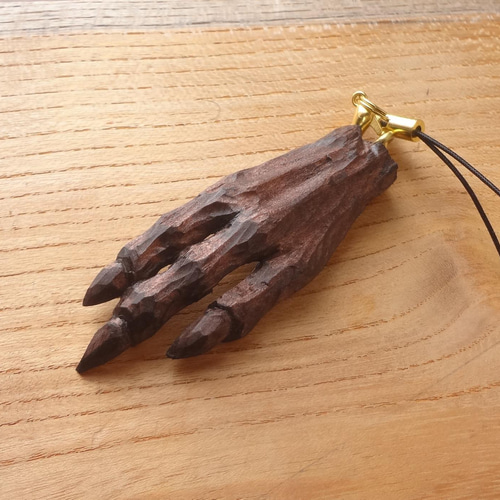 売却済 木彫刻アート 『 3本指の鬼の手のミイラ 』ストラップ