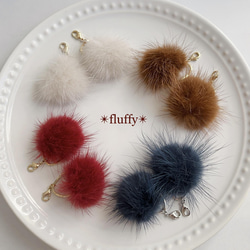 ✴︎fluffy✴︎アイアンブルー　ミンクファーのピアスみたいなマスクチャーム　秋冬　青　ファーピアス　ミンクボール 4枚目の画像