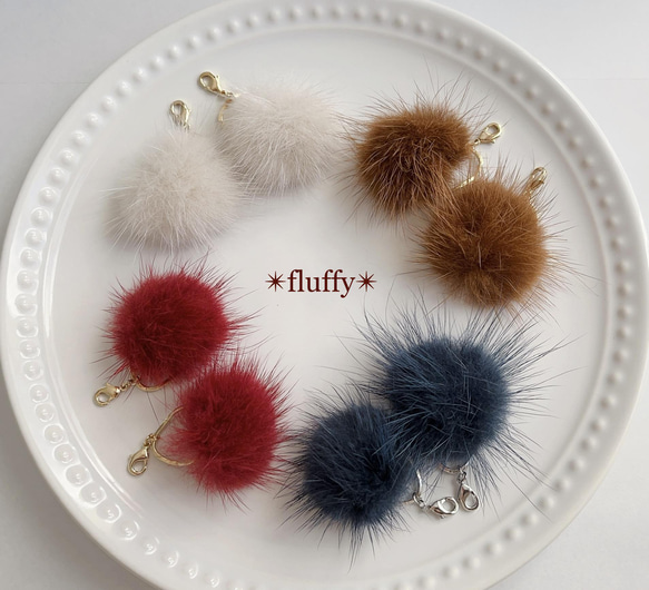 ✴︎fluffy✴︎アイアンブルー　ミンクファーのピアスみたいなマスクチャーム　秋冬　青　ファーピアス　ミンクボール 4枚目の画像